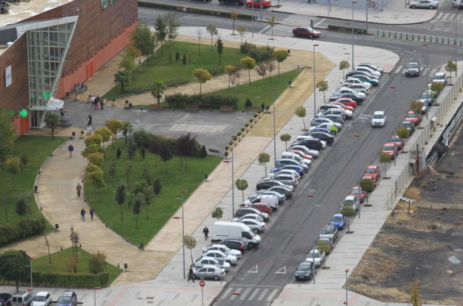 Estacionamientos en las inmediaciones del centro comercial El Rosal. L. DE LA MATA