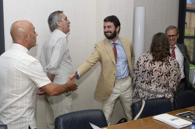 El vicepresidente de la Junta, Juan García-Gallardo y el consejero de Industria, Comercio y Empleo, Mariano Veganzones. NACHO GALLEGO