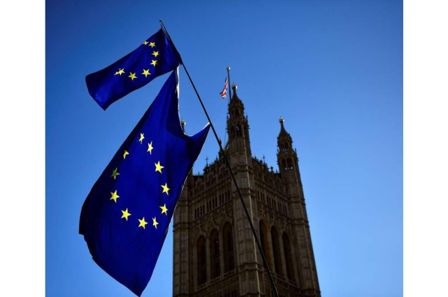 Banderas de la Unión Europea ondeaban este jueves ante el edificio del Parlamento en Londres. HALL