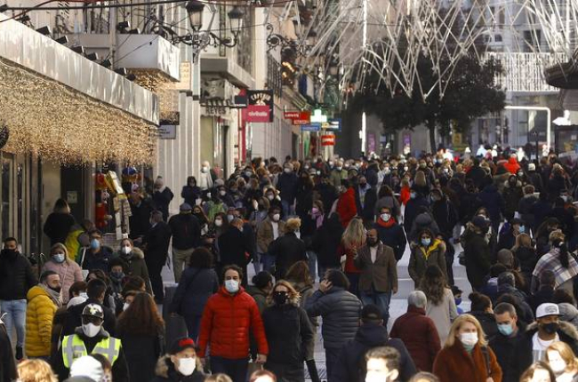 Viandantes en la calle Preciados en Madrid, este miércoles. BALLESTEROS