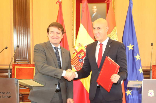 Alfonso Fernández Mañueco y José Antonio Diez sellaron el acuerdo con un apretón de manos. RAMIRO