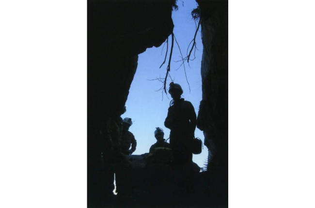 Los descubridores de los hombres del Mesolítico a la entrada de la cueva.