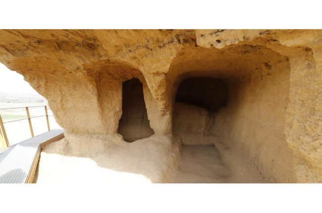 Las Cuevas Menudas, visibles desde la A-60 y ahora visitables, son un conjunto de oquedades creadas en zona arcillosa cuyo origen se remonta a la Edad Media. RAMIRO
