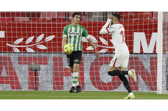 El delantero del Sevilla Youssef En-Nesyri celebra su gol tras marcar ante el Betis. JOSE MANUEL VIDAL