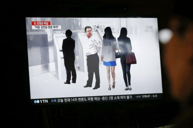 Un ciudadano surcoreano observa un informativo en la televisión que trata sobre la muerte de Kim Jong-nam.