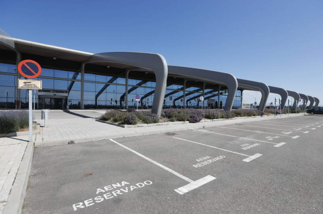 León se suma a los otros 17 aeropuertos españoles ‘clausurados’ por Aena. JESÚS F. SALVADORES