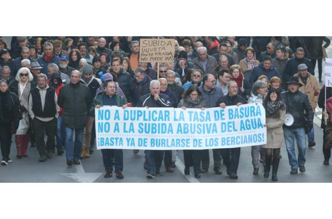 Tarsicio Carballo, en segunda fila, detrás de la pancarta que abrió la protesta del PRB contra la tasa de basura en enero de 2020.  DE LA MATA