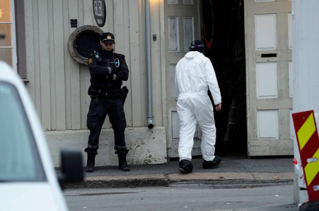 Agentes de policía inspeccionan el lugar de los hechos tras el ataque en Kongsberg. TERJE BENDIKSBY