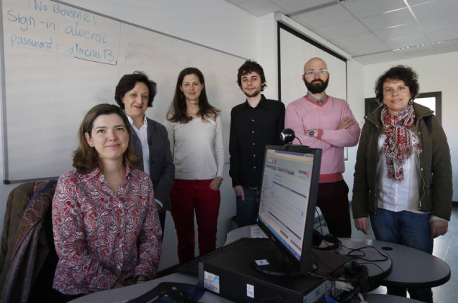 Araceli Cristobalena Frutos y el equipo de investigadores en el edificio Crai-TIC.
