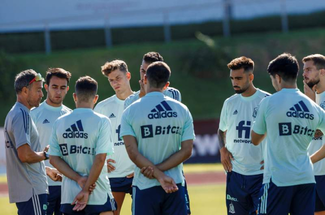 Luis Enrique da instrucciones a sus jugadores en el último entrenamiento de la selección. PABLO GARCÍA