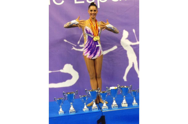 Carolina señala con sus dedos los diez títulos conseguidos de campeona de España de gimnasia