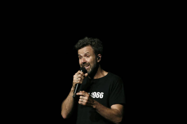 Pau Donés, vocalista de Jarabe de Palo, durante su actuación en el teatro Gayarre de Pamplona en 2017. JESÚS DIGES