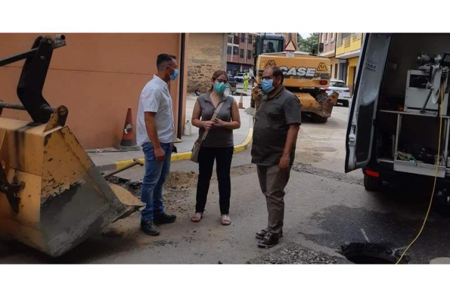 Carrera y Calderón visitando las obras de la calle José Luis Baeza. DL