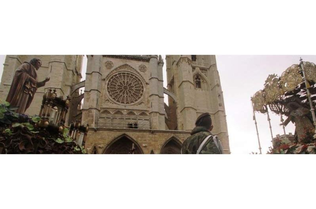 El Encuentro del año 2001 ya se celebró a las puertas de la Catedral, por obras en la plaza Mayor. NORBERTO
