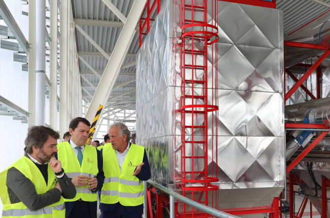 Mañueco en la Central Térmica de Energía Renovable con Teo López y al arquitecto Pablo Oriol. BRÁGIMO