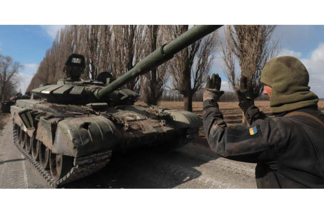 Un militar ucraniano controla el tanque ruso capturado en la aldea de Lukyanivka, liberada de las tropas rusas, no muy lejos de Kiev. STRINGER