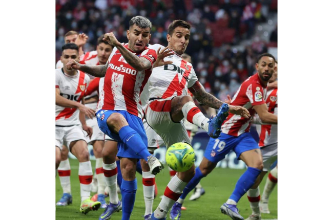 El delantero argentino del Atlético de Madrid, Ángel Correa, hizo los dos goles del partido. KIKO HUESCA