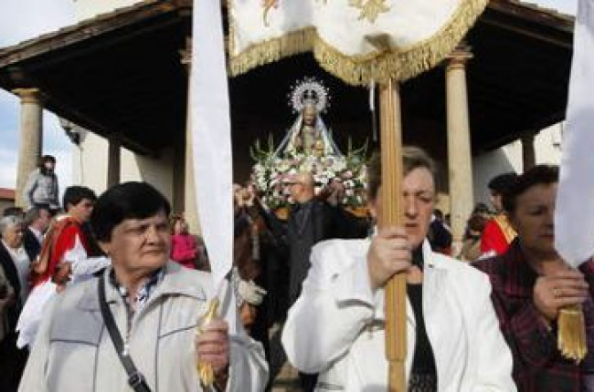 Los vecinos de Laguna de Negrillos celebraron la procesión de Nuestra Señora del Arrabal.