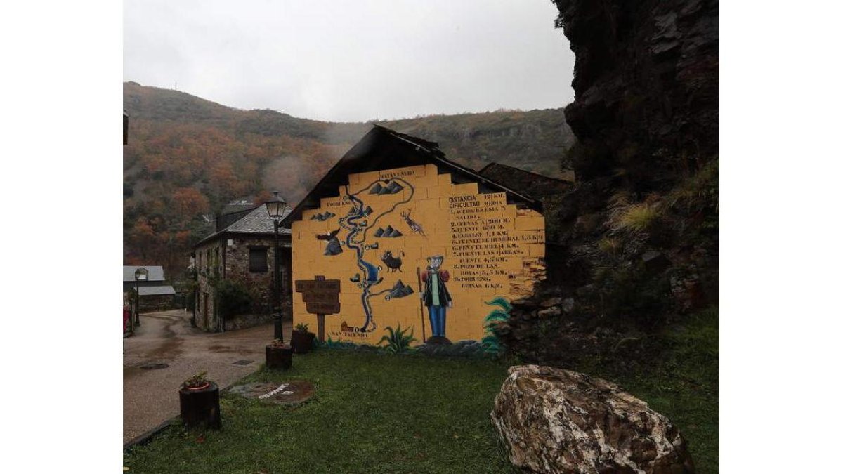 Vista de una de las calles de San Facundo, un pequeño pueblo del municipio de Torre del Bierzo. ANA F. BARREDO