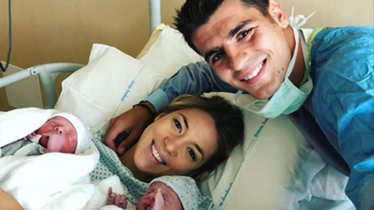 Álvaro Morata y su mujer Alice Campello, cuando nacieron sus gemelos