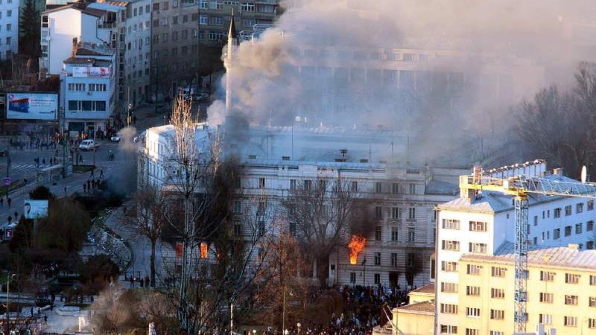 Ataque a edificio de la sede del Gobierno cantonal de Sarajevo durante la guerra.