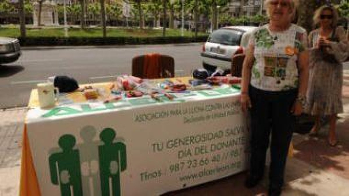 Candela Soto, presidenta de Alcer, y Ana María Berrot, ayer en la Inmaculada.