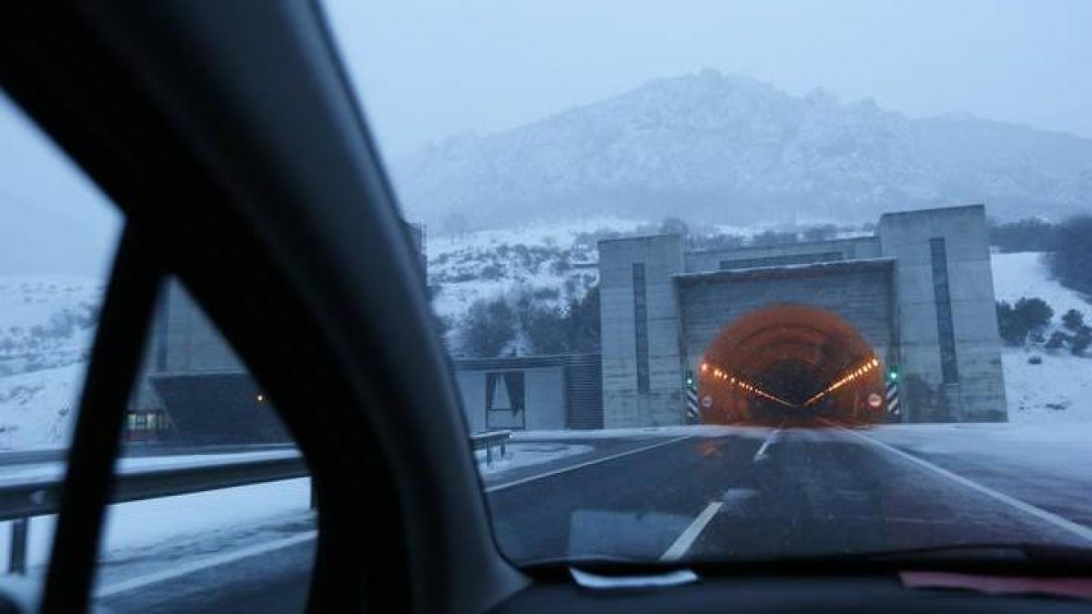 Nieve en la autopista entre León y Asturias.