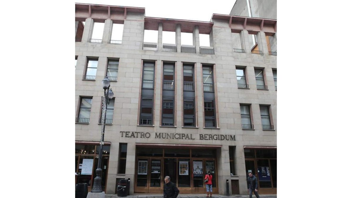 Vista exterior del teatro Bergidum de Ponferrada. L. DE LA MATA