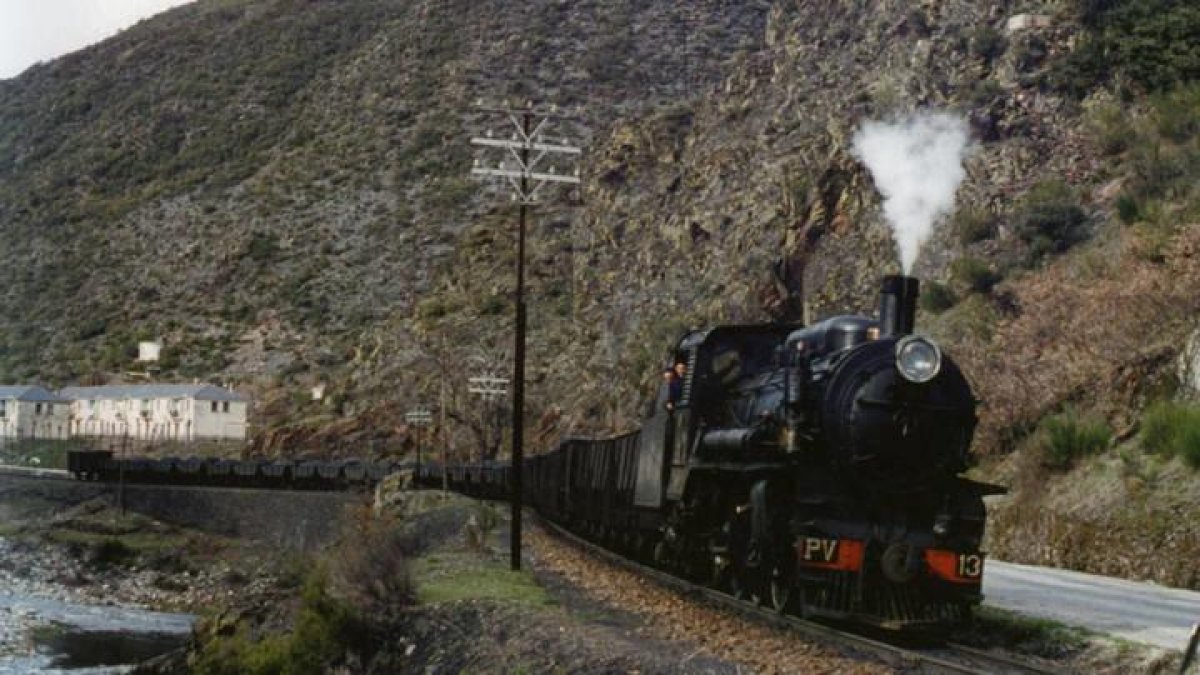 Fotografía histórica del tren minero que recorrió el valle del Sil.