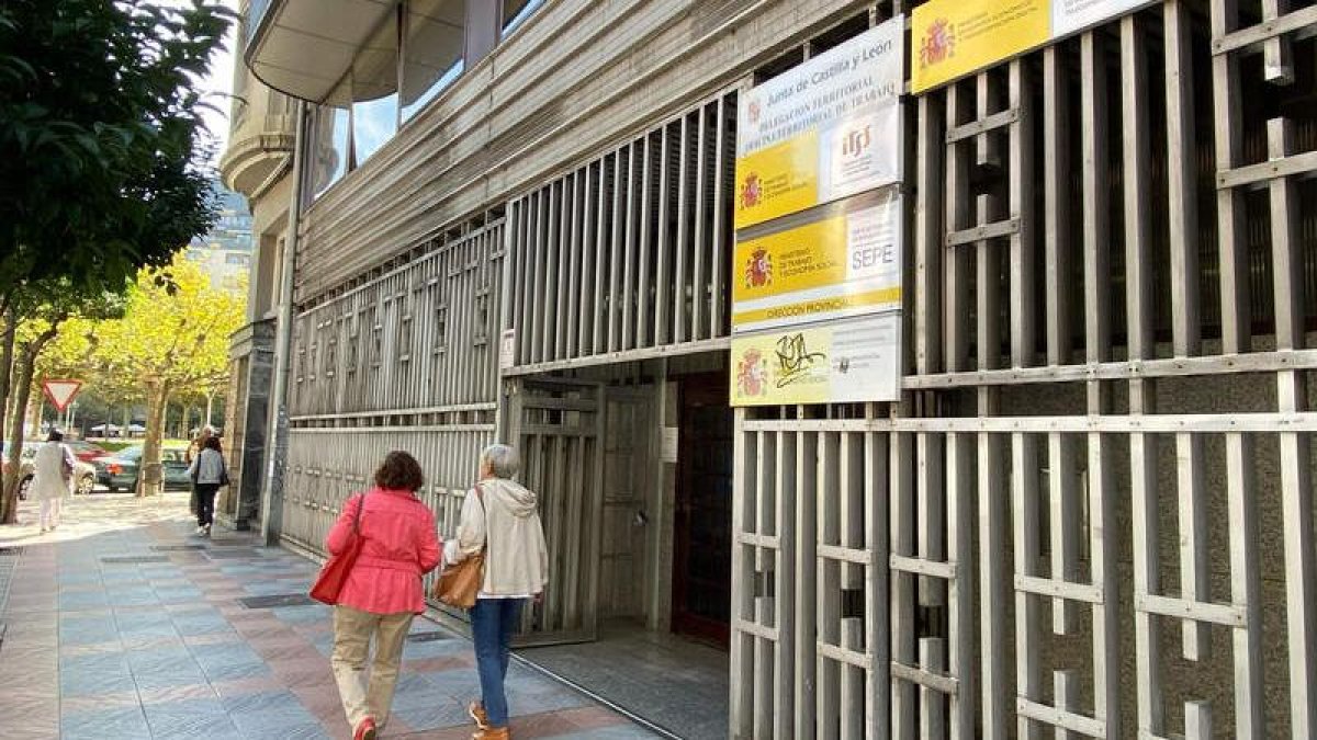 Imagen exterior del edificio que alberga en la capital leonesa las oficinas centrales del Sepe, en Gran Vía de San Marcos. RAMIRO