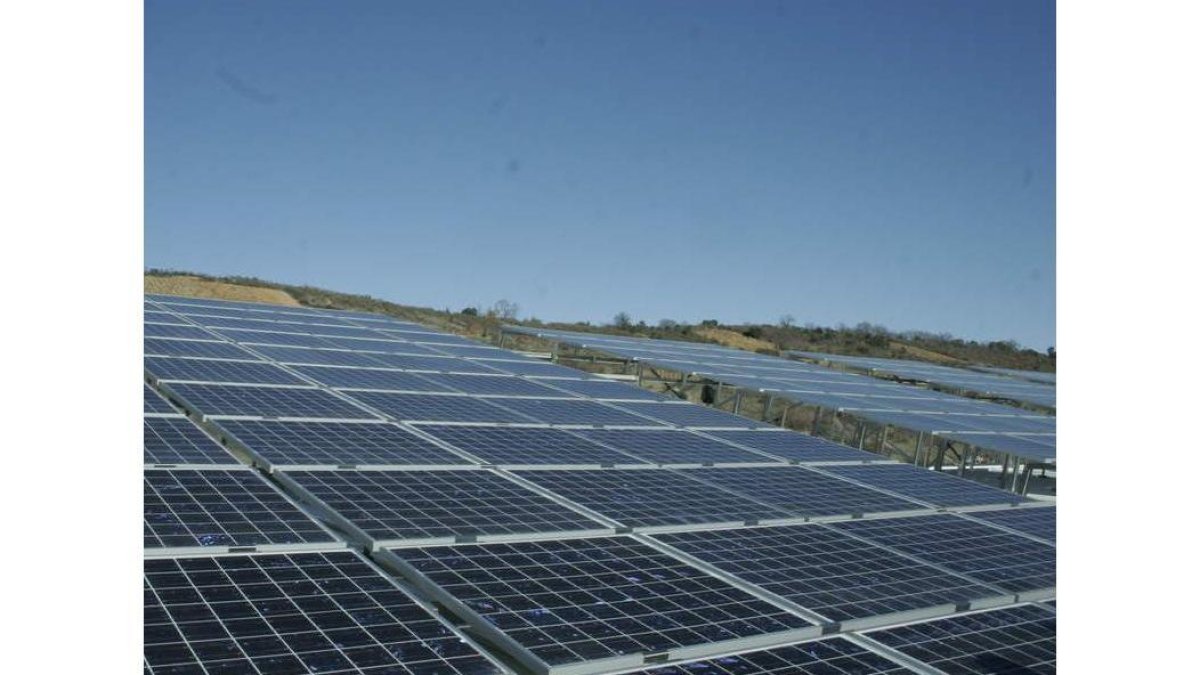 Imagen de archivo de un parque fotovoltaico. VÍCTOR ARIAS