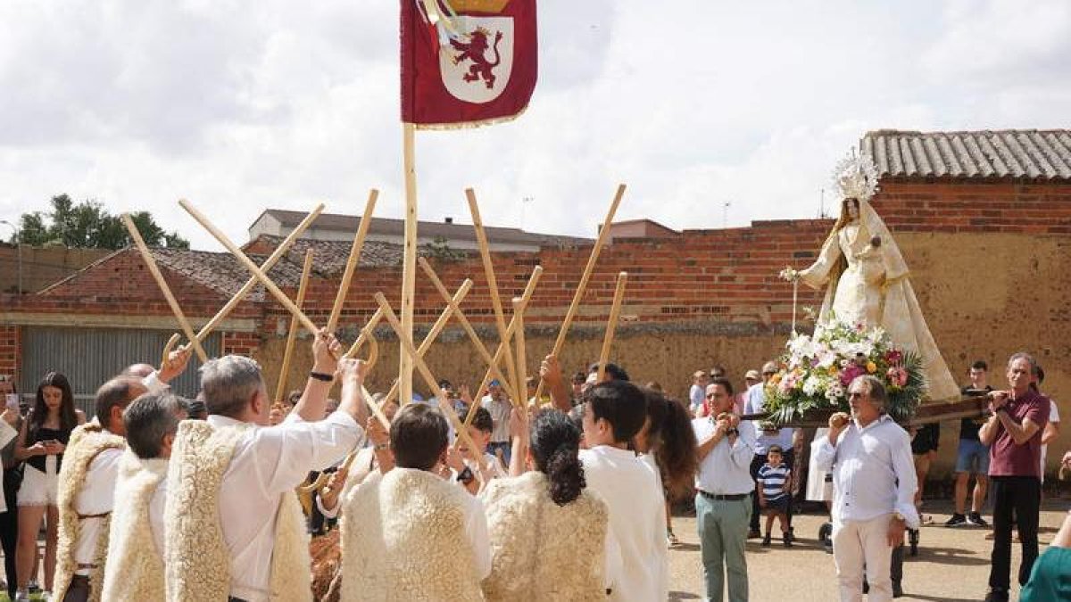 Los pastores ayer celebrando el tradicional ‘baile de las cachas’ . JONATHAN NOTARIO