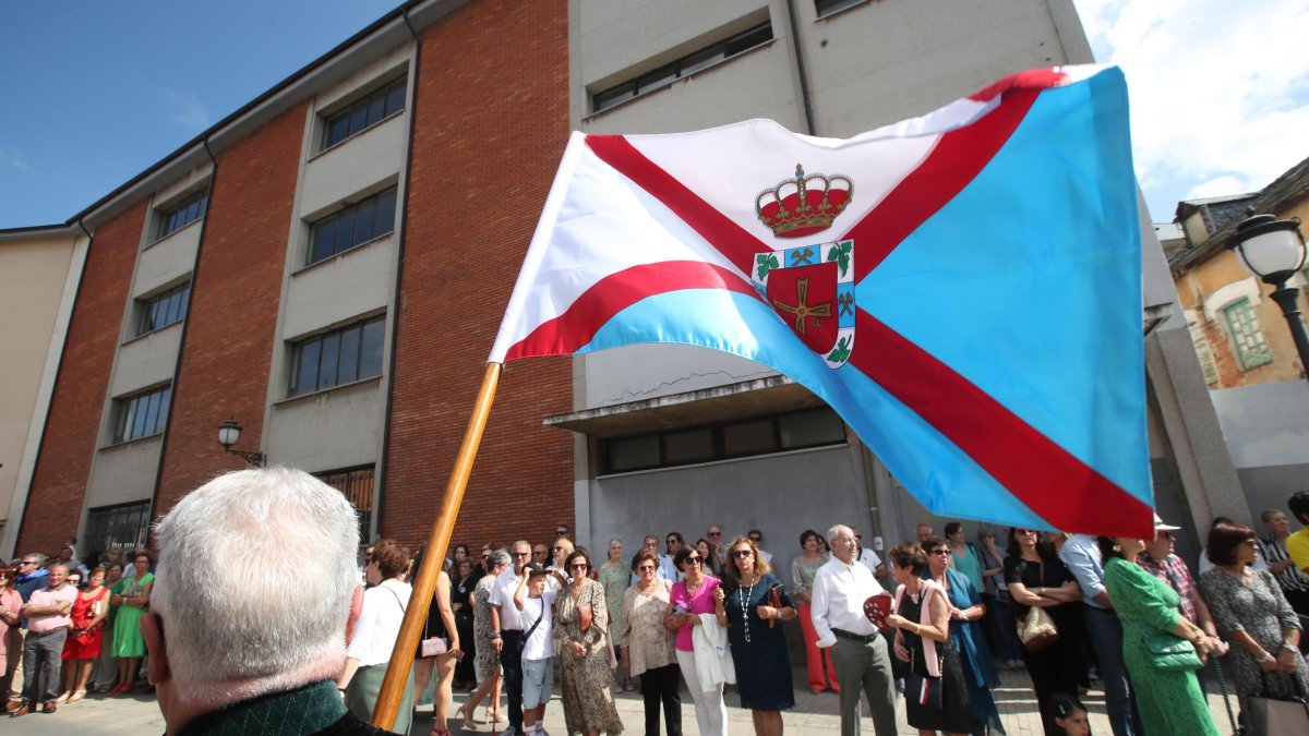 Bandera del Bierzo en el día grande de la comarca. L. DE LA MATA