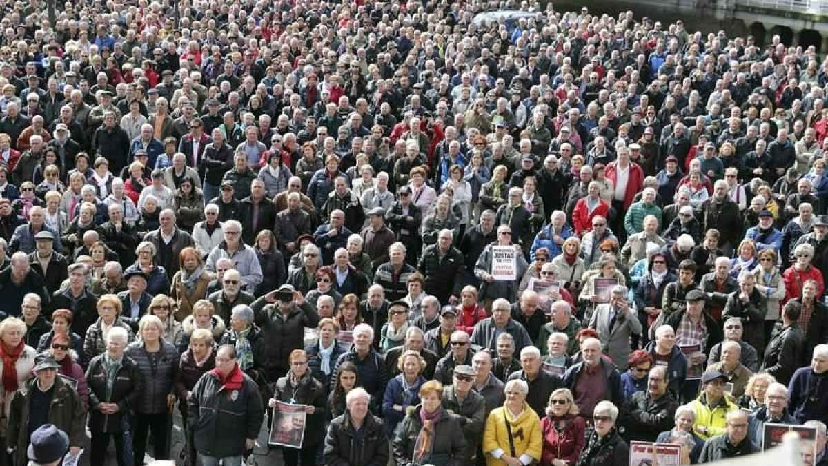 Miles de personas durante una concentración de la plataforma de asociaciones de jubilados, viudas y pensionistas.
