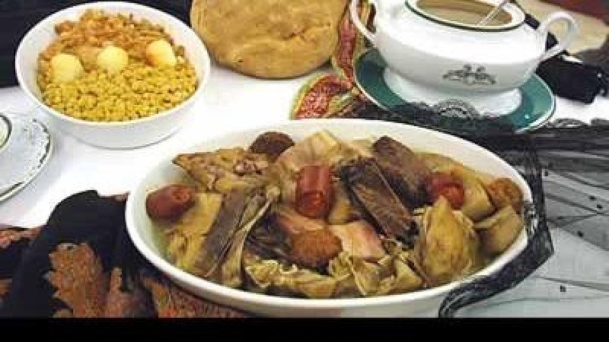 El cocido maragato es el plato típico de Astorga. Es diferente hasta en la forma de comerlo, se comienza por la carne y se acaba por la sopa.