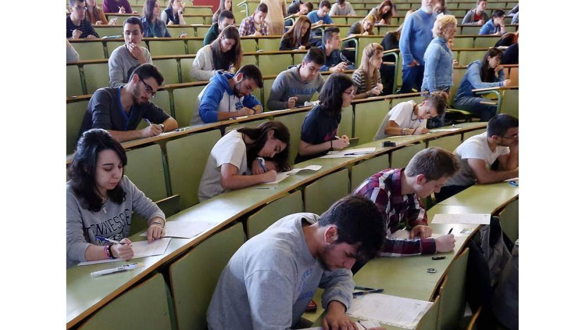 Estudiantes de León durante los exámenes de selectividad.