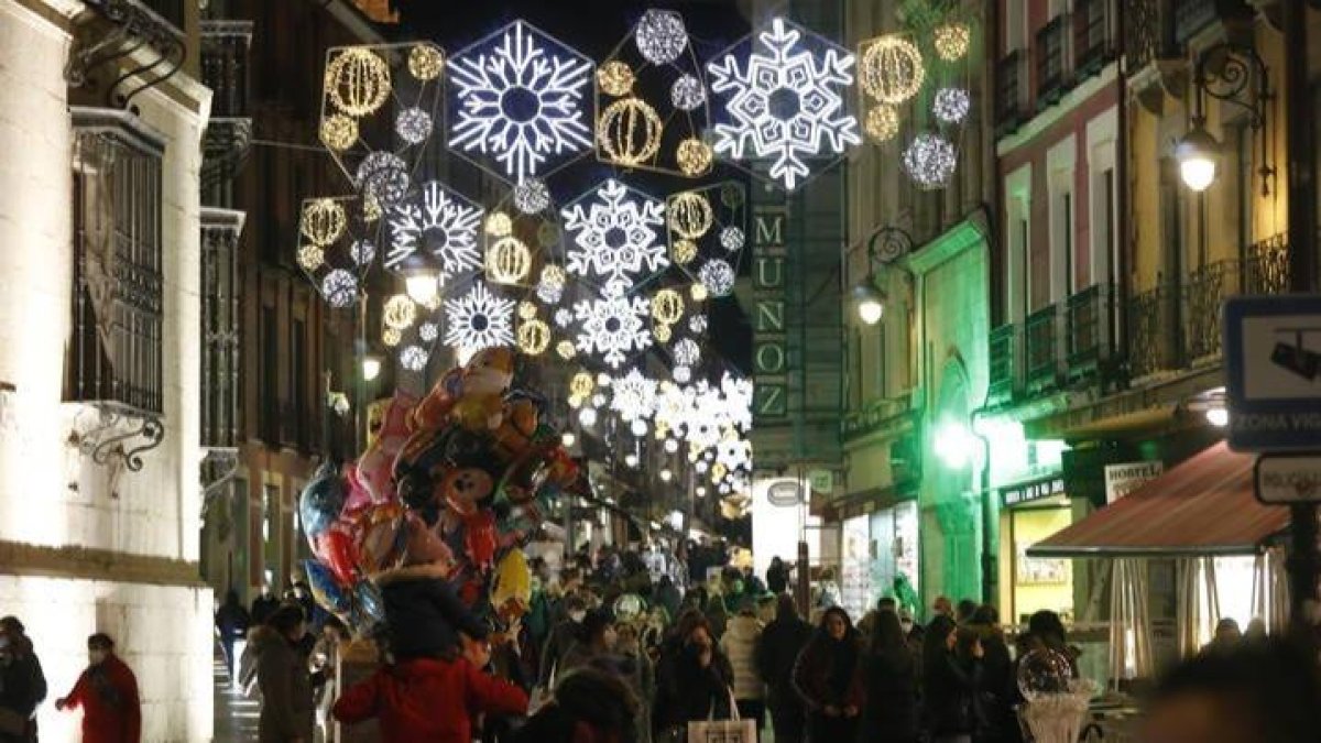 La calle Ancha y sus luces de Navidad, en una imagen de archivo. DL