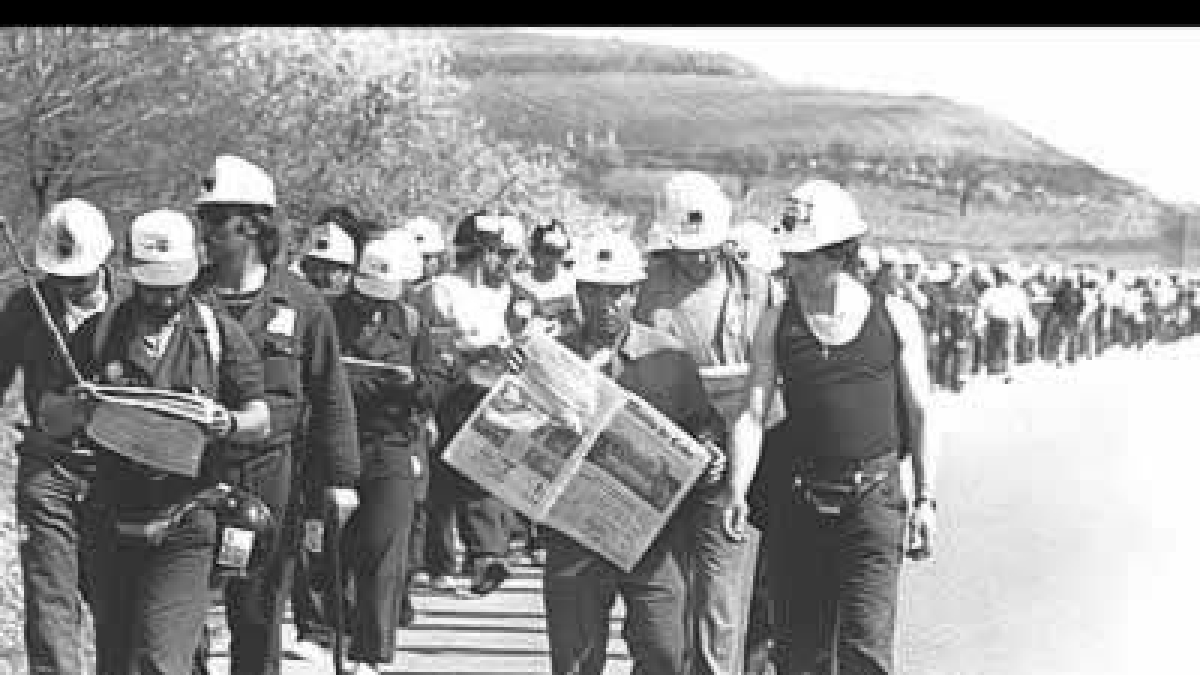 Diario de León ha permanecido siempre fiel a los acontecimientos más importantes de la provincia. En la foto, un minero, con un ejemplar del periódico, en la Marcha Negra