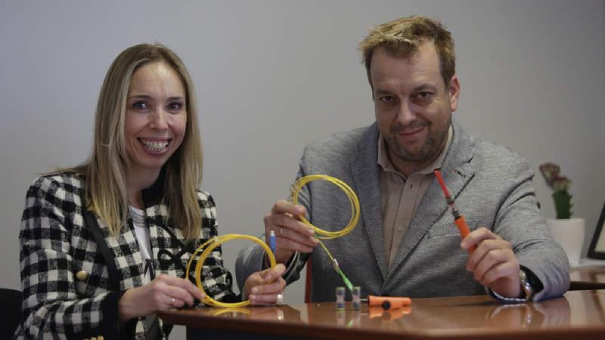 Rosa Rodríguez Maraña y Nataniel Pereira en las instalaciones de la empresa en Villadangos. FERNANDO OTERO PERANDONES