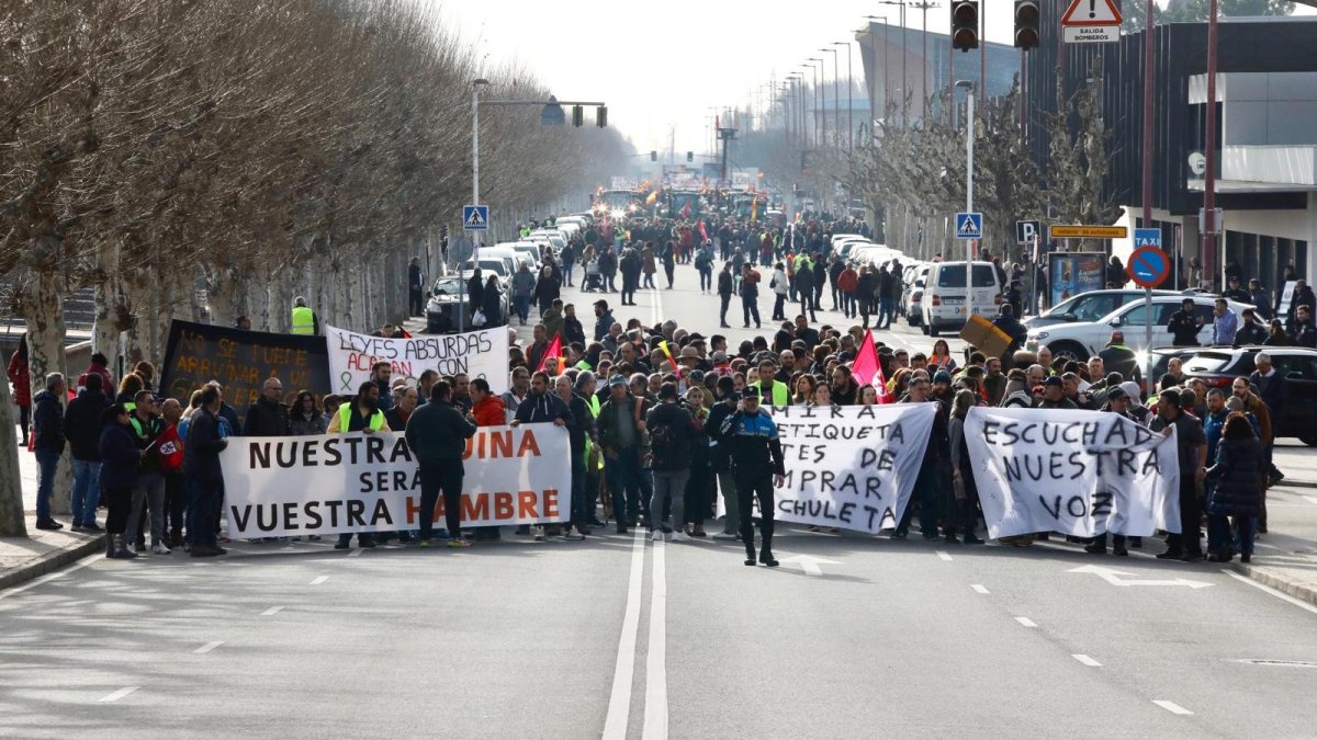 El campo estalla con una nueva tractorada en León.