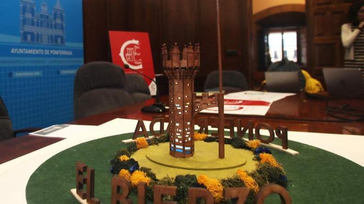 Maqueta de la torre del castillo de la nueva glorieta expuesta ayer en el consistorio.  ANA F. BARREDO