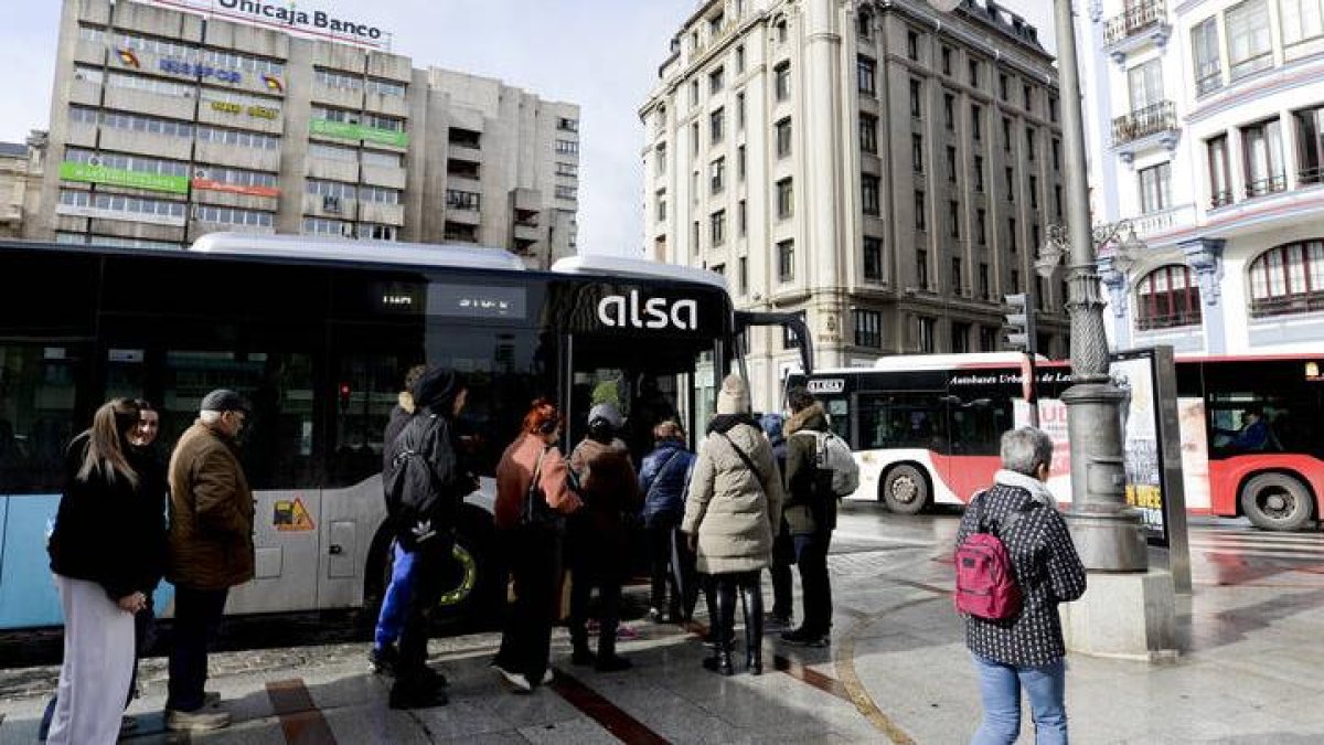 Los buses rojos del Ayuntamiento y azules de la Junta confluyen en Santo Domingo. MARÍA FUENTES