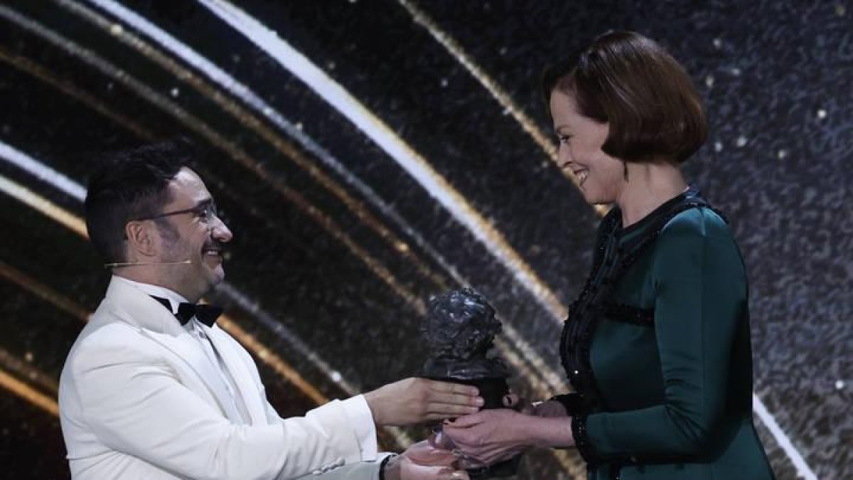 La actriz estadounidense Sigourney Weaver recibe el Goya Internacional de manos del director Juan Antonio Bayona durante la ceremonia de entrega de la 38 edición de los Premios Goya celebrada este sábado en Valladolid.