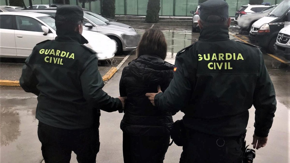 Agentes de la Guardia Civil custodian a la detenida.