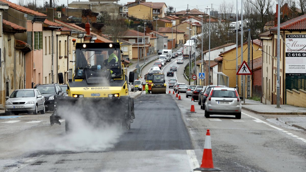 Fotografía de archivo de obras en la N-120.