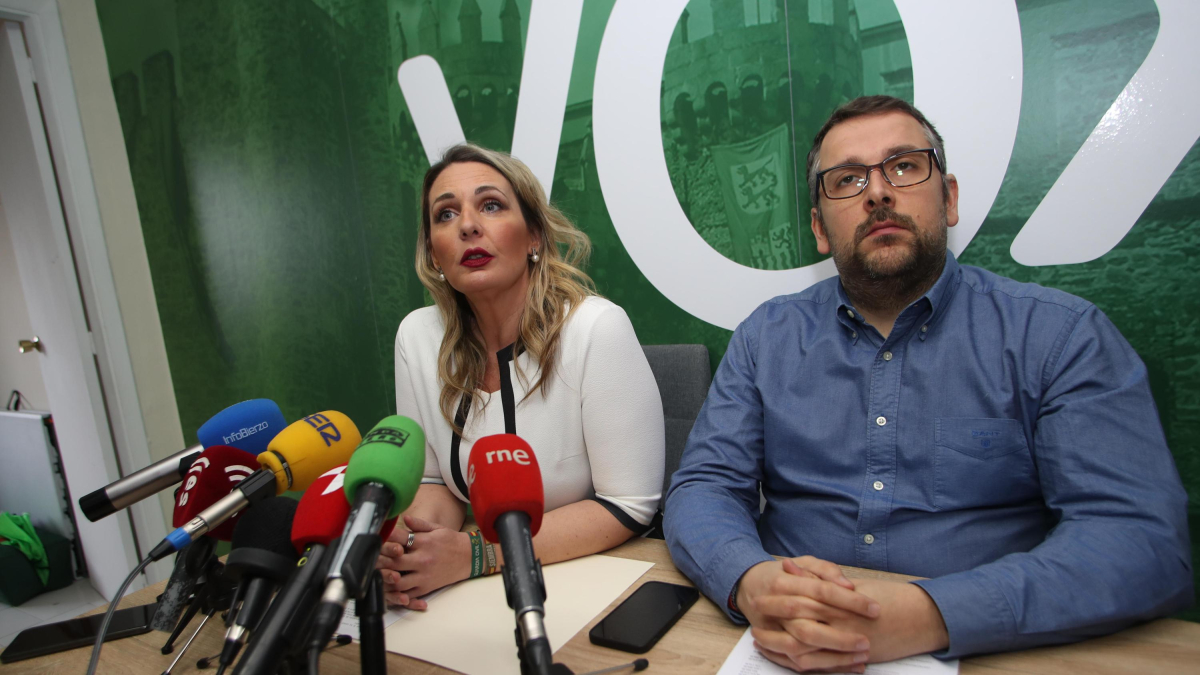 Vox acusa a Morala de "humillarse" al PSOE y mantiene la puerta abierta al PP