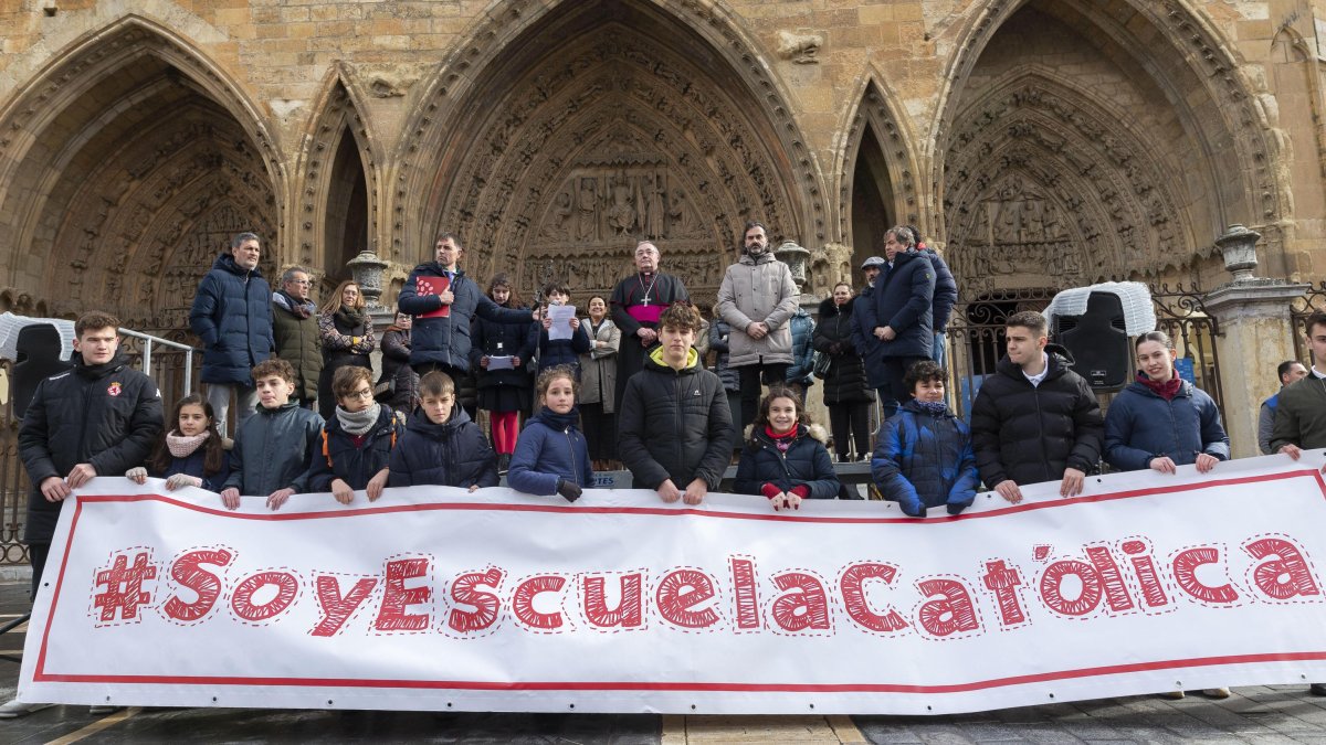 Encuentro de Escuelas Católicas frente a la Catedral de León