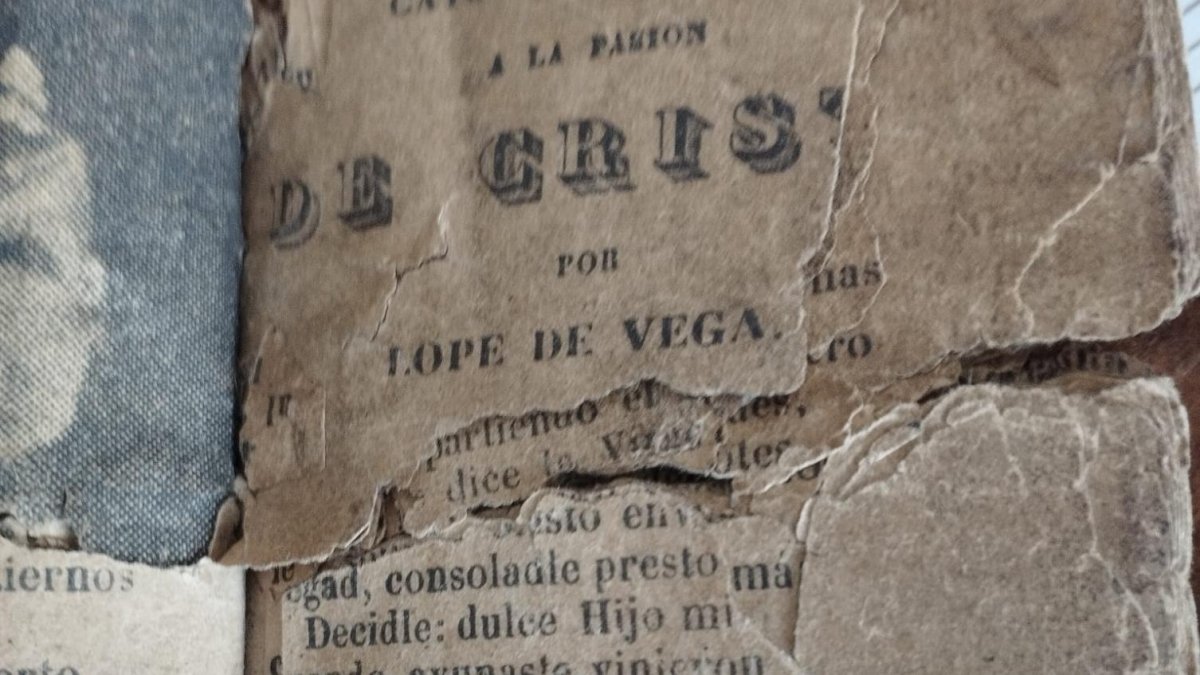 El libro 'Catorce Romances de la Pasión de Cristo' (Lope de Vega), que conserva Carlota Martínez.