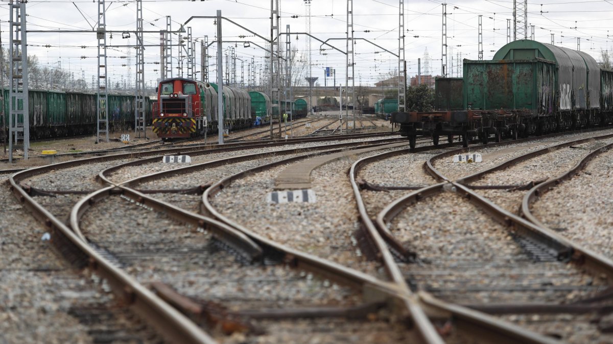 Convoyes de mercancias en la playa ferroviaria del acceso sur a la capital leonesa, en una imagen de archivo.