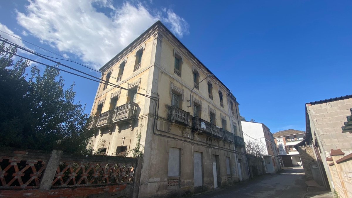 El edificio que ha sido cedido al Ayuntamiento de Toral de los Vados.